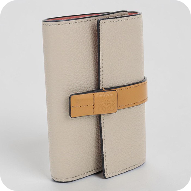 LOEWE 三つ折り財布 ベージュ LOEWE（ロエベ） 中古 三つ折り財布 三折財布 レディース ブランド