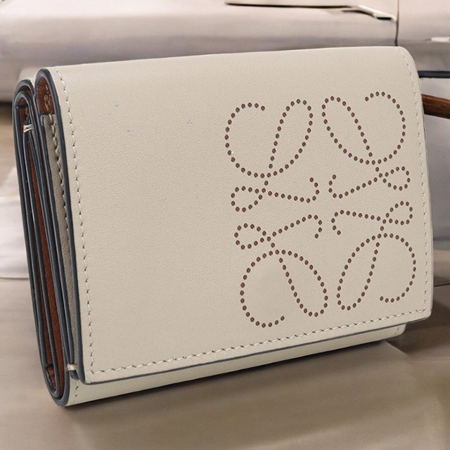 LOEWE アナグラム トライフォールド ウォレット ベージュ アナグラム トライフォールド ウォレット（ペブルグレインカーフ