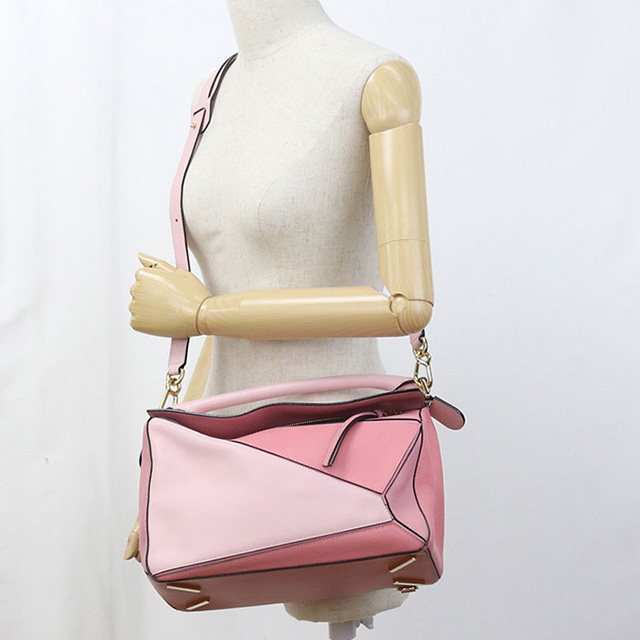 ロエベ　ピンク レザー ハンドバッグ ロゴ入り LOEWE（ロエベ） 中古 ハンドバッグ レディース ブランド パズルバッグ