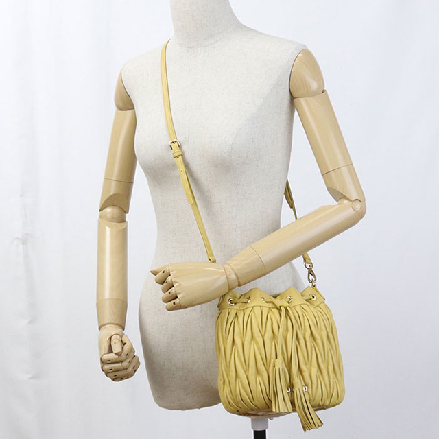 miu miu（ミュウミュウ） 中古 斜め掛け ショルダーバッグ レディース