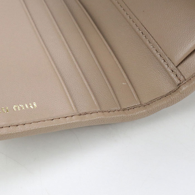 【美品】miu miu ミュウミュウ 三つ折り財布 マテラッセ miu miu（ミュウミュウ） 三つ折り財布 MATELASSE マテラッセ 5MH033