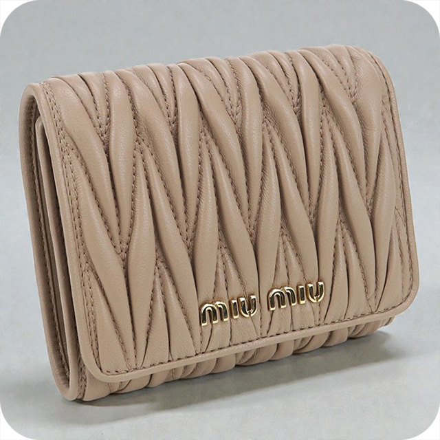 miu miu ミュウミュウ マテラッセ 三つ折り財布 ベージュ 付属品完備 miu miu（ミュウミュウ） 三つ折り財布 マテラッセ MATELASSE レザー