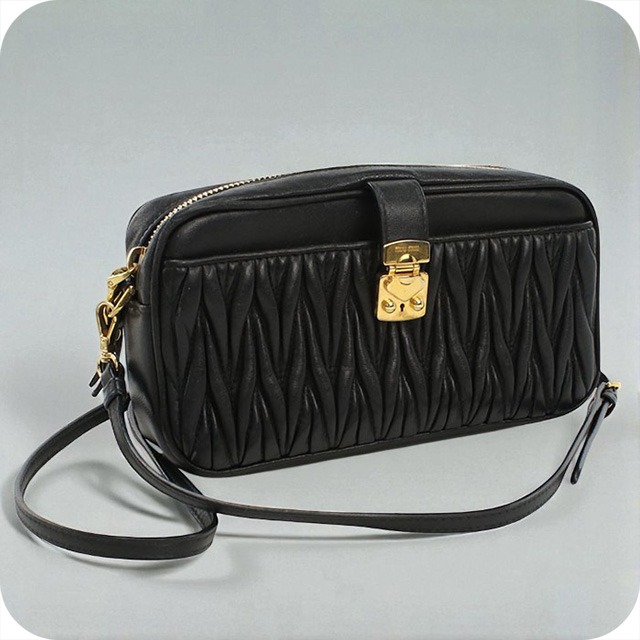 miu miu（ミュウミュウ） 中古 ショルダーバッグ レディース ブランド