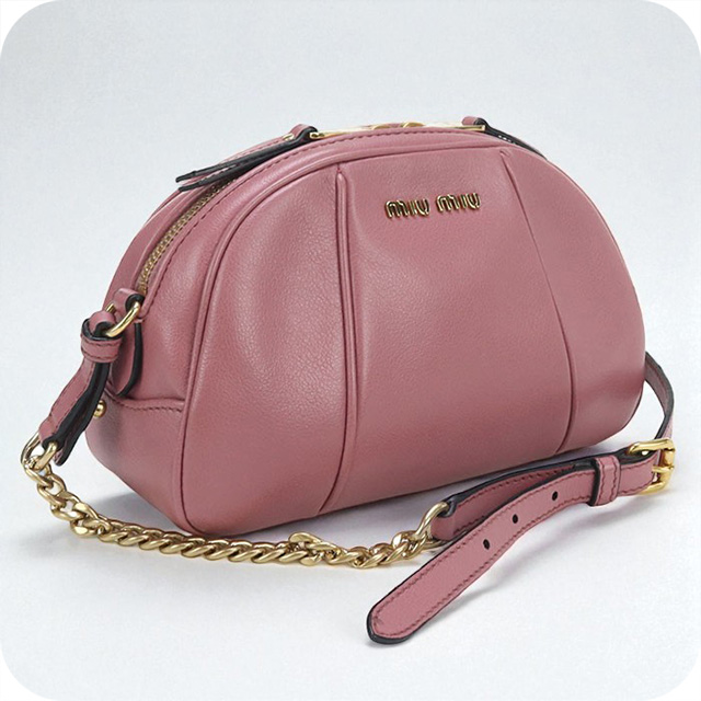 値下げミュウミュウ　可愛いピンクバック中古品です。 miu miu（ミュウミュウ） 中古 斜め掛け ショルダーバッグ レディース