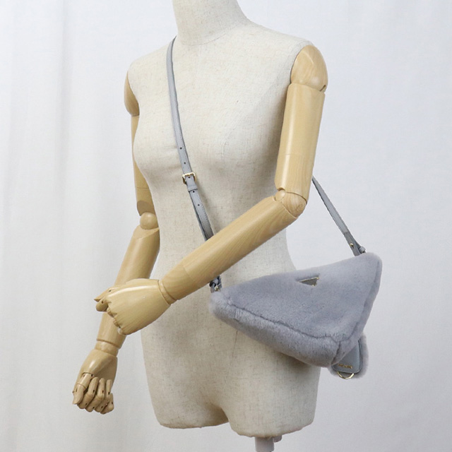 プラダPRADAファーバッグショルダーバッグブルーグレー未使用新品 PRADA（プラダ） 中古 ショルダーバッグ レディース ブランド