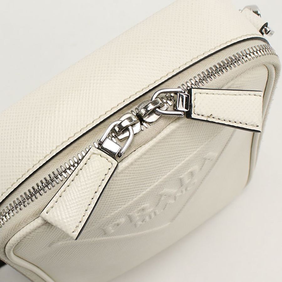 【中古】 PRADA プラダ  2VH154 三角ロゴプレート サフィアーノ レザーショルダーバッグ 斜め掛け ホワイト  25022078 SA PRADA - 【中古】 PRADA プラダ 2VH154 三角ロゴプレート サフィアーノ