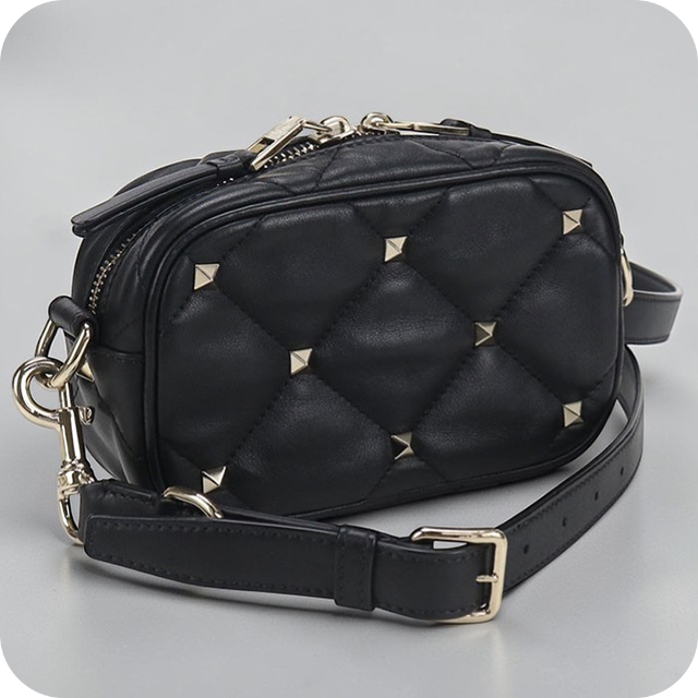 【美品】VALENTINO ヴァレンティノ ロックスタッズ ショルダーバッグ VALENTINO（ヴァレンティノ） 中古 斜め掛け ショルダーバッグ