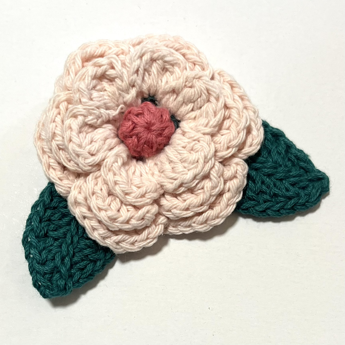 ニットのお花のブローチ お花のモチーフ 葉付 安全ピン ハンドメイド