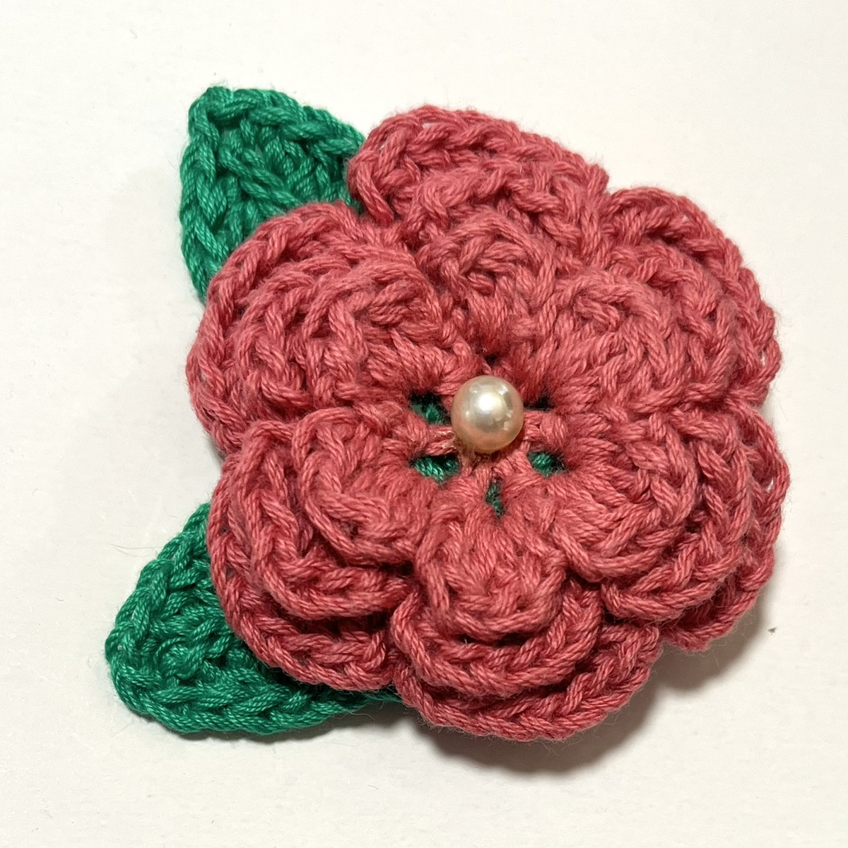 ニットのお花のブローチ お花のモチーフ 葉付 安全ピン ハンドメイド