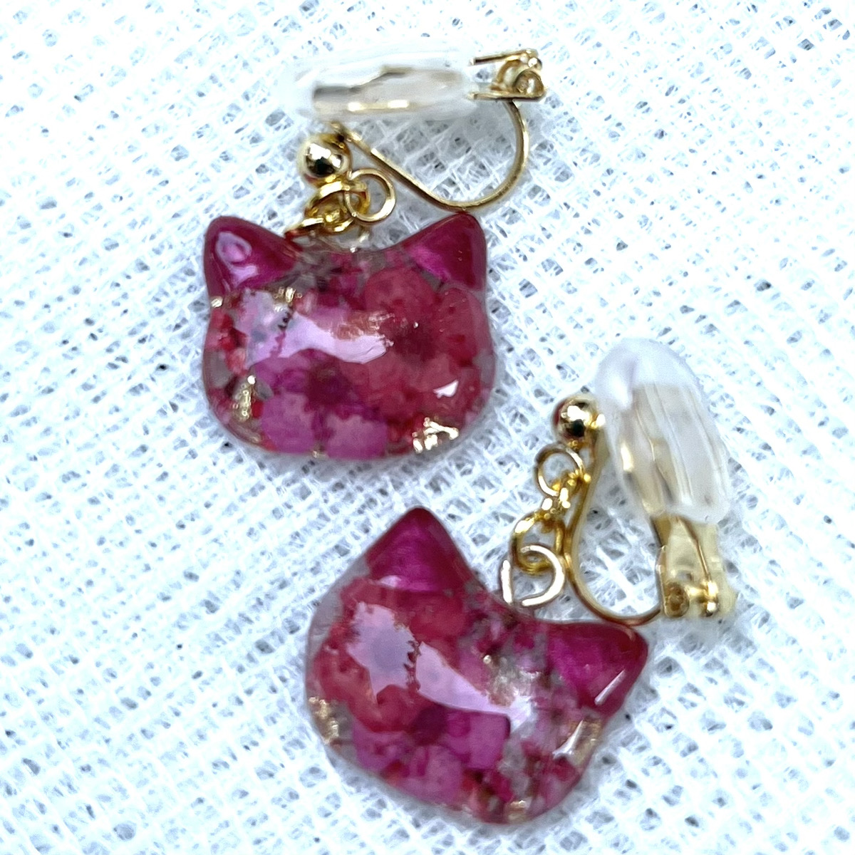 ドライフラワーのねこちゃんイヤリング HANANEKO レジン おとな