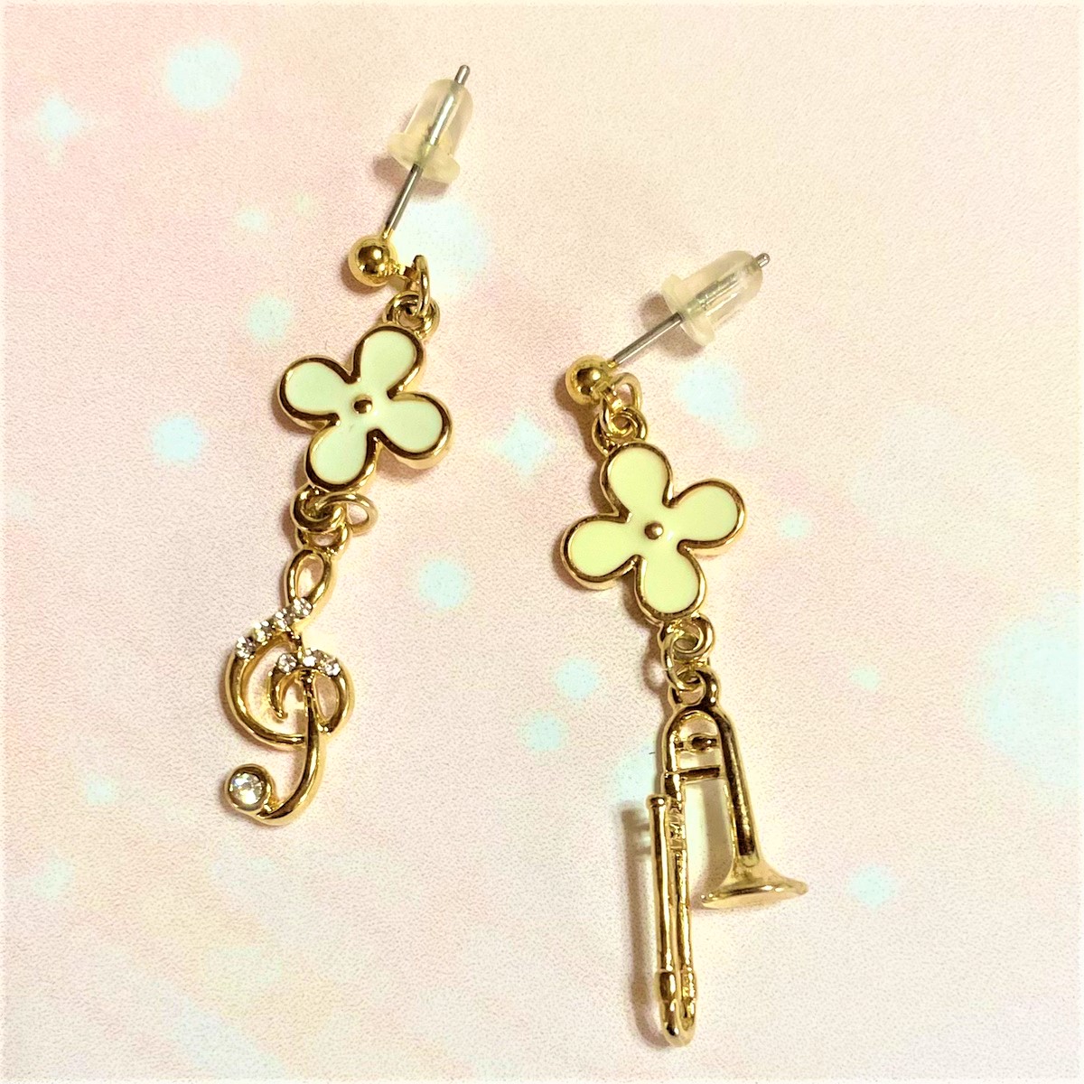 楽器の耳飾り ピアス イヤリング ト音記号 お花 ホルン トランペット
