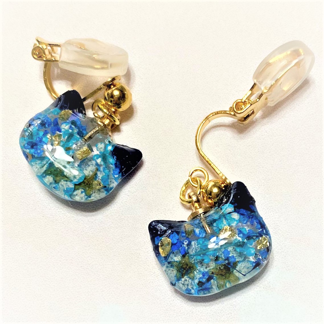 【おもちママ♥プロフ確認願い♥】おまとめ3点　ディップアート　イヤリング ドライフラワーのねこちゃんイヤリング HANANEKO レジン おとな