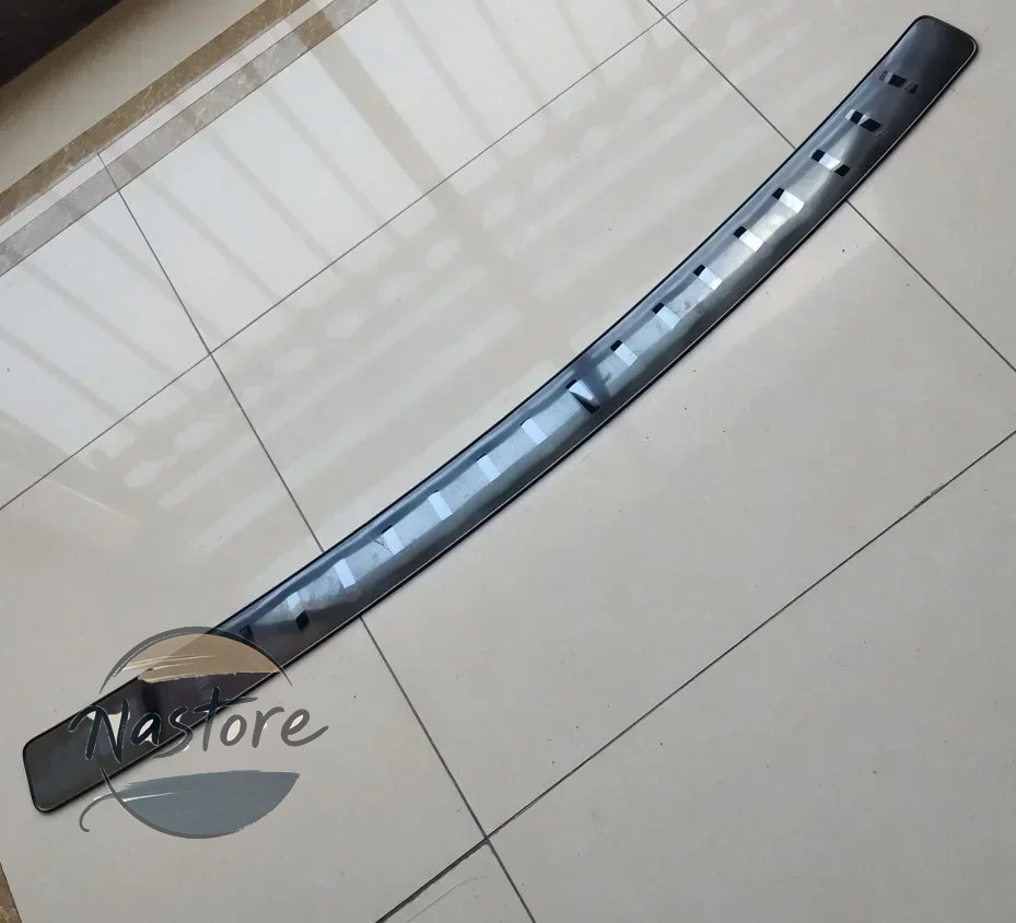 並行輸入品 リア ステンレス製バンパープロテクター トランクプロテクター トレッドプレートトリム ボルボxc60 2018 2019 2020-2021の画像