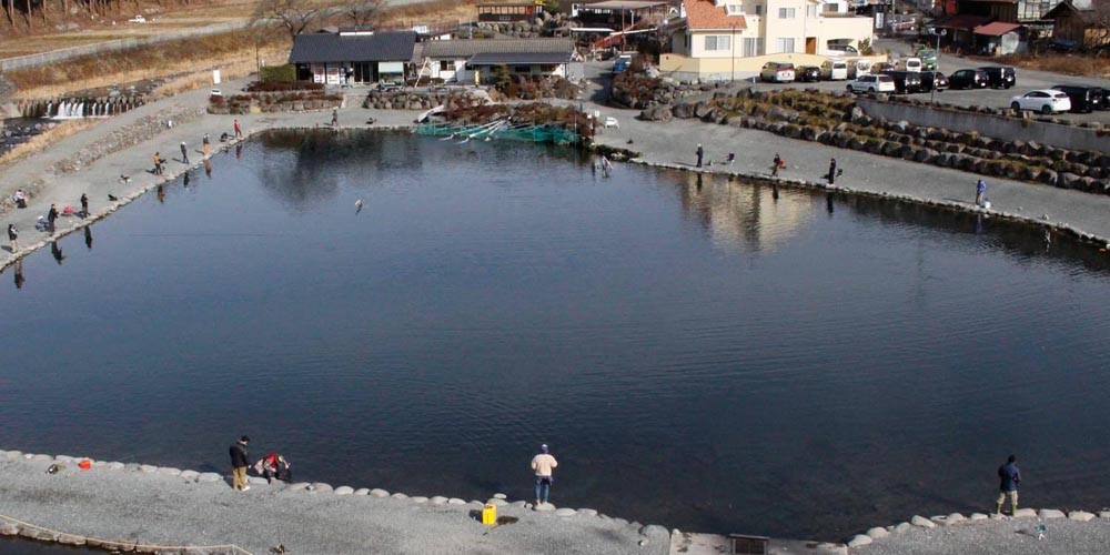 管理釣り場ってどんなところ？「人造湖」