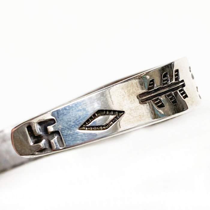 ヴィンテージ インディアンジュエリー スワスティカ バングル VINTAGE INDIAN JEWELRY Fred Harvey Style  Swastika Stamped Old Silver Bangle : ijw-b-161 : NAVIE - 通販 - Yahoo!ショッピング