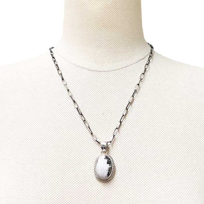 ナバホ　navajo ホワイトバッファロー ペンダント　トップ　シルバー925 ナバホ navajo シルバー 925 ホワイトバッファロー ネックレス トップ