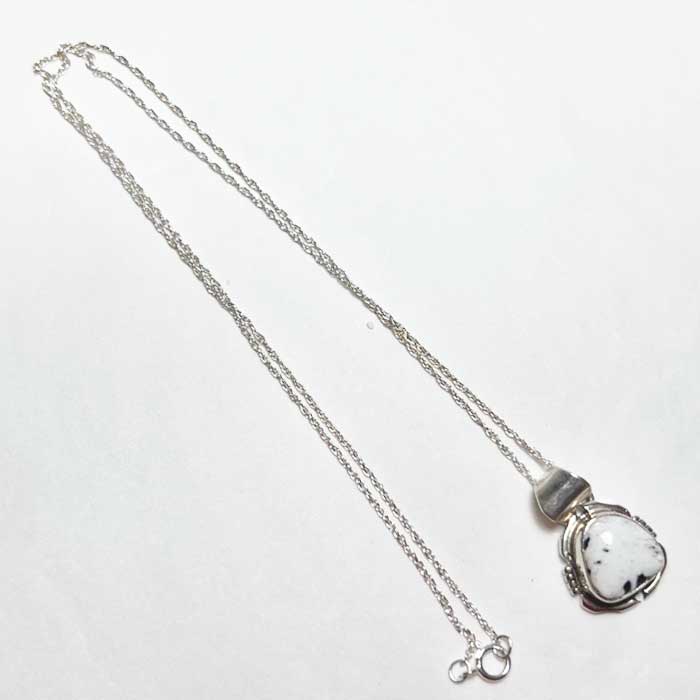 ナバホ族 ペンダントネックレス トップ ホワイトバッファロー インディアンジュアリー ナバホ族 ホワイトバッファロー ペンダント