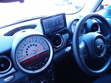 MINI（R56系・R60系）専用PND取付スタンド。ナビ男くんオリジナル