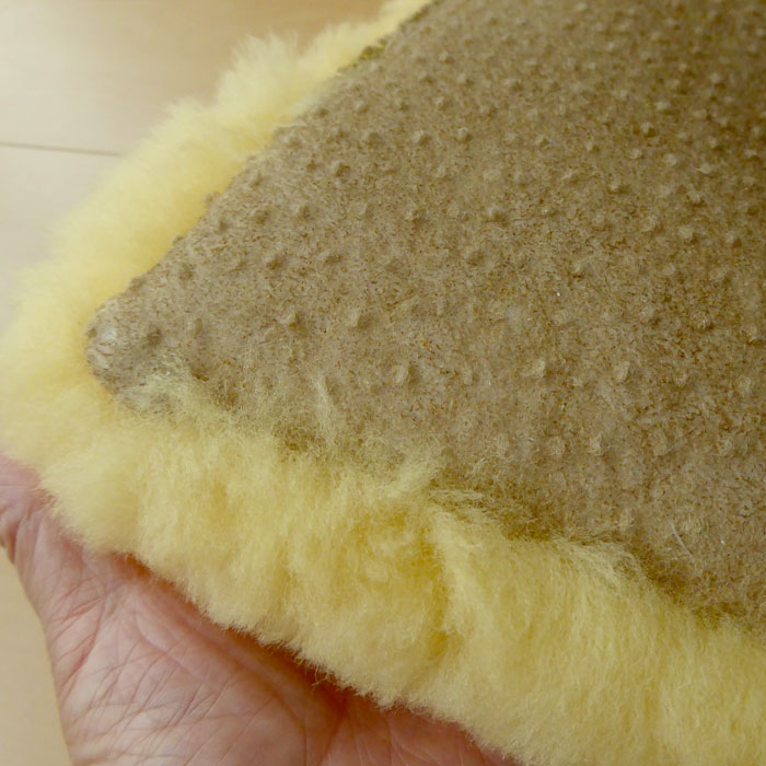 洗える ムートン座布団 メディカルムートン（医療・介護用）角座 穴