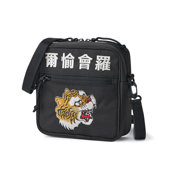 F.C.R.B NEW ERA コラボ ショルダーポーチ NEW ERA（ニューエラ） 山本寛斎 コラボ ショルダーバッグ スクエア