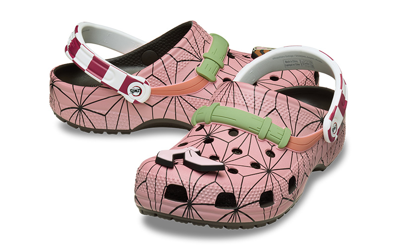 【オンライン欠品サイズ】crocs×鬼滅の刃 クロッグサンダル ピンク23cm crocs（クロックス） サンダル シューズ メンズ レディース 「鬼滅の刃