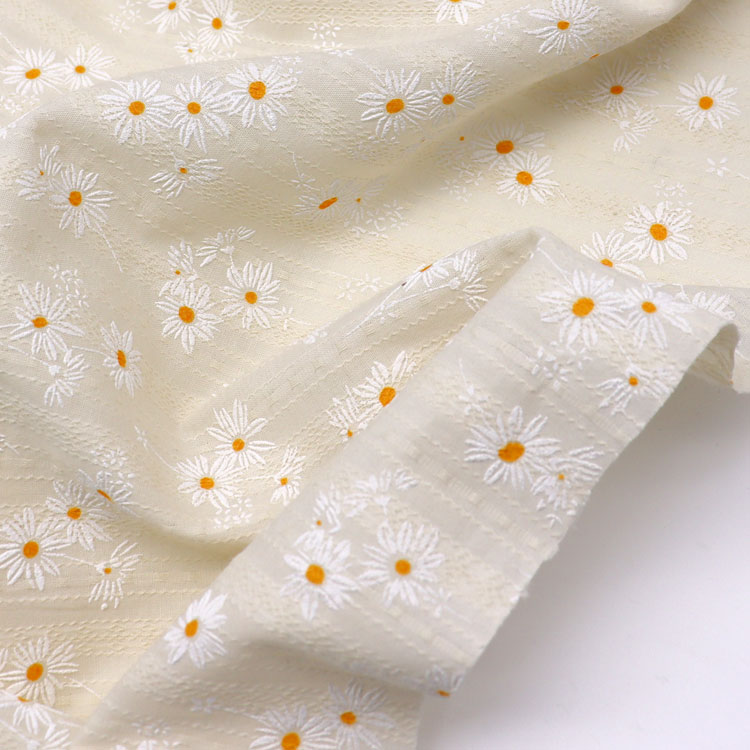 コットン ) デイジー刺繍風発泡プリント ドビーコットン 2種