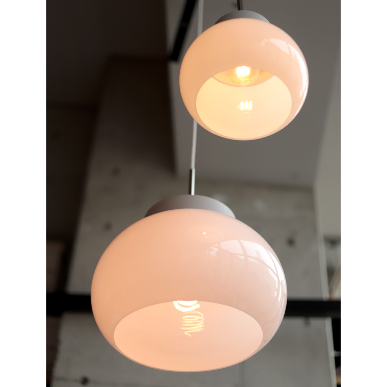 ガラスシェードペンダントライト kom コム L 北欧 1灯 照明器具 おしゃれ 丸形 ランプシェード E26 大型 乳白 ホワイト 白 LED 引掛けシーリング 食卓 カフェ風 kom コム ガラスシェードペンダントライト kom コム L 北欧 1灯 照明器具 おしゃれ 丸形 ランプシェード E26 大型 乳白 ホワイト 白 LED 引掛けシーリング 食卓 カフェ風 kom コム