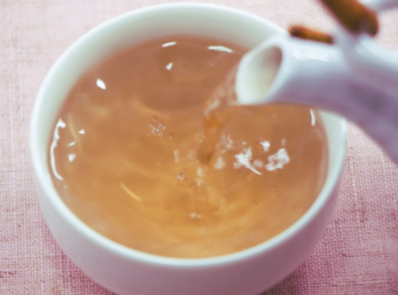 急須で注ぐ黒豆茶