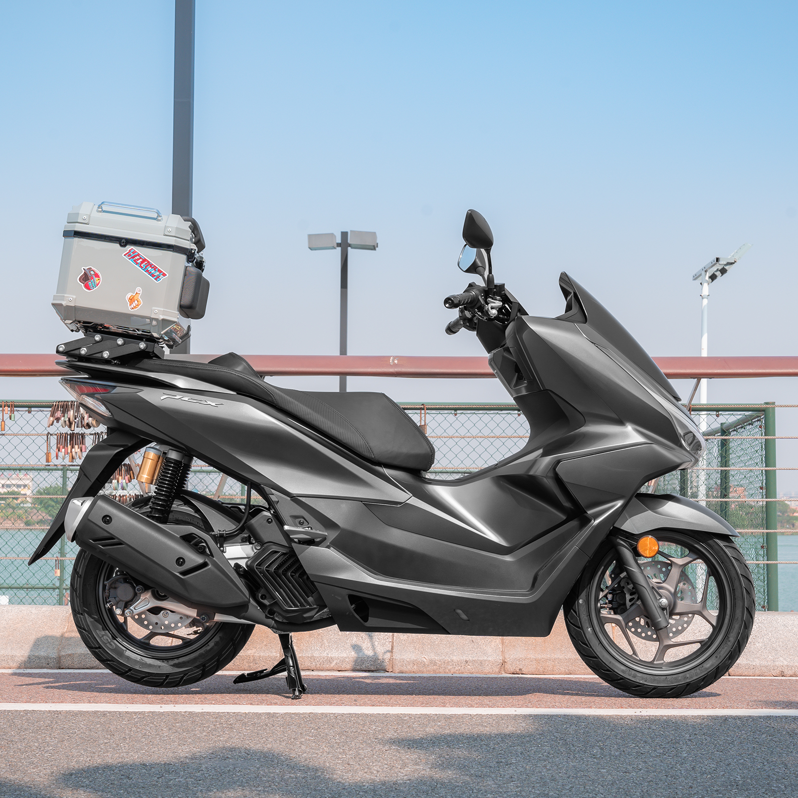 PCX125 jf28 キャリア付き　神奈川発 ホンダ（HONDA） 折りたたみ式 リアキャリア PCX用 大型 キャリア