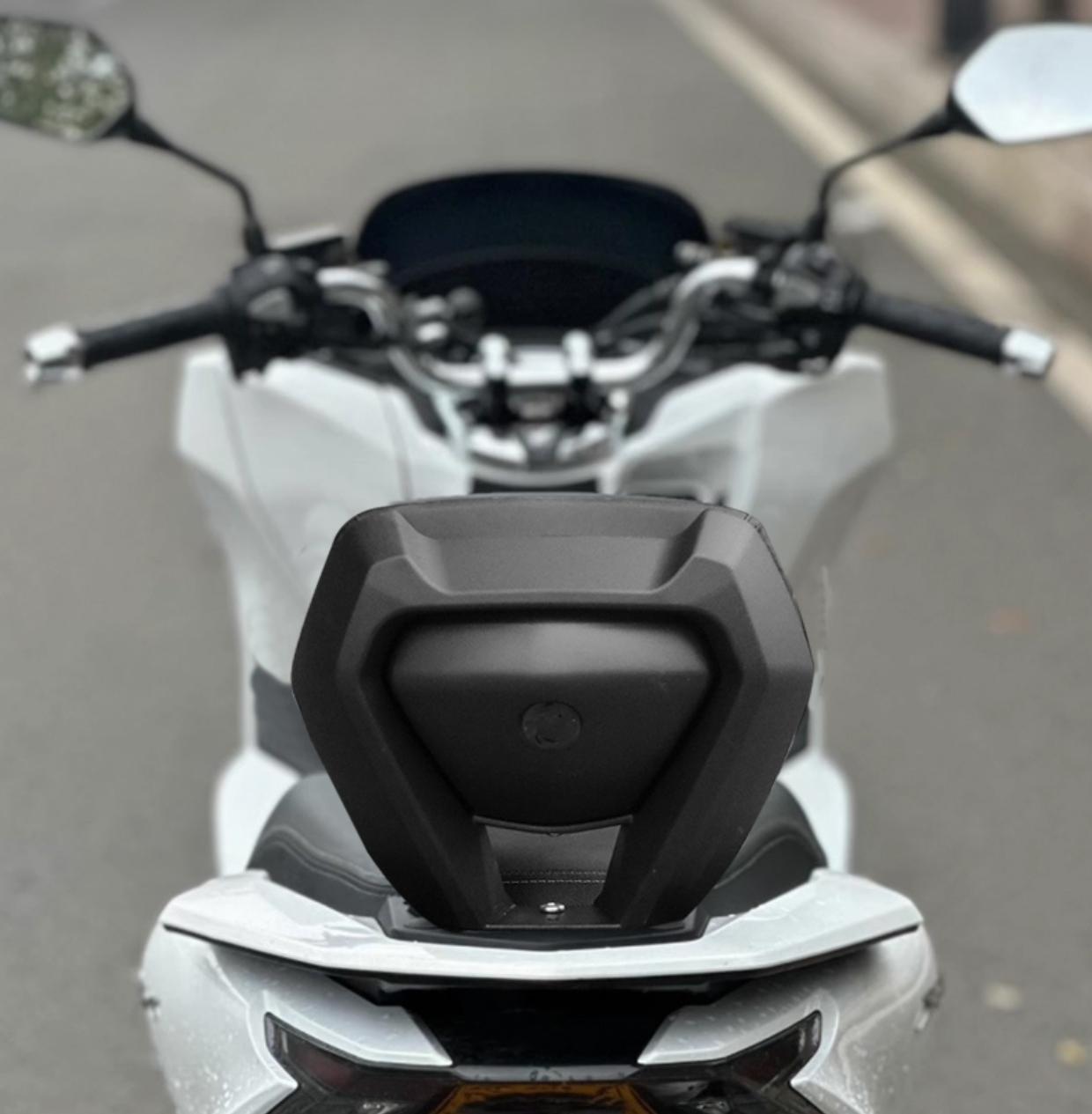 ホンダ PCX160 125 2025年式 バックレスト 背もたれ シーシーバー リアキャリア 背もたれ 増設リアシート ブラック 丈夫 一体感 レザー 疲労軽減 取寄せの画像