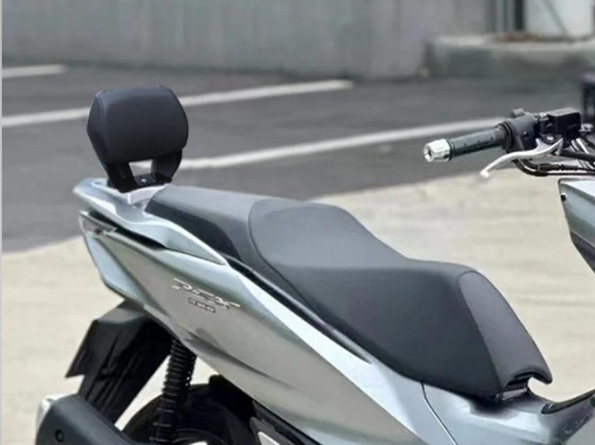 ホンダ PCX160 125 2025年式 バックレスト 背もたれ シーシーバー リアキャリア 背もたれ 増設リアシート ブラック 丈夫 一体感 レザー 疲労軽減 取寄せの画像