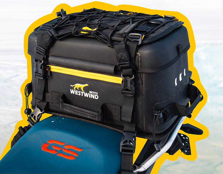 バック２つ メインエリア6.8L、センターポケット1.4L、左右ポケット0.6L×2の大容量