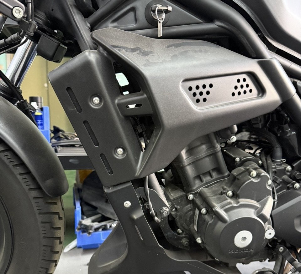 ホンダ レブル 250 500 カスタム用 レッグシールド カットレッグカバー サイドケース ブラック 左側 右側 増設 REBEL  お洒落 カスタム アクセサリー 取寄せの画像