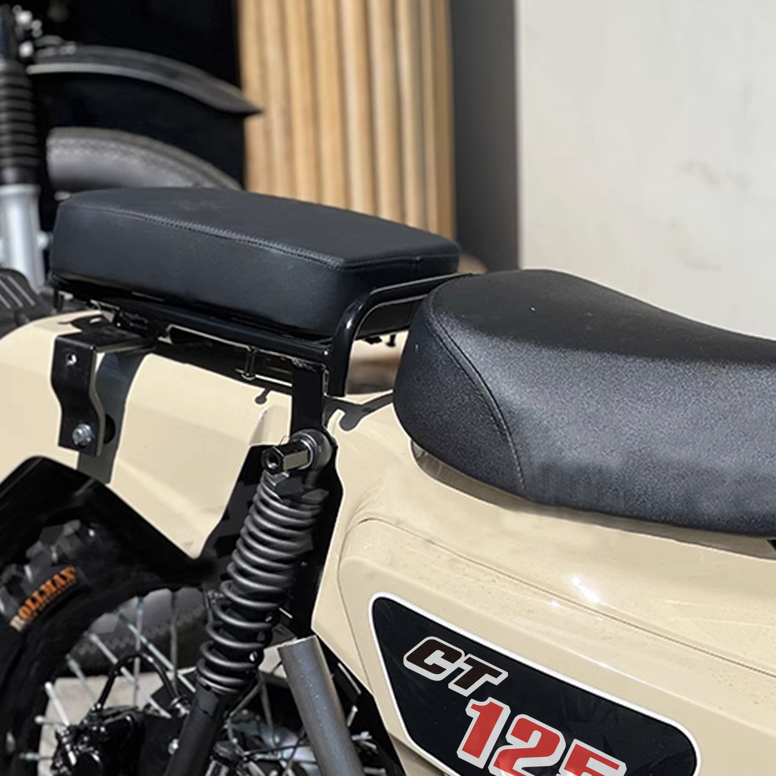 ホンダ ハンターカブ ピリオンシート 背もたれ 折りたたみ CT125 革製品 増設リアシート 折りたたみ 立ち可能 一体感 外装 シート マット  ブラックレザー