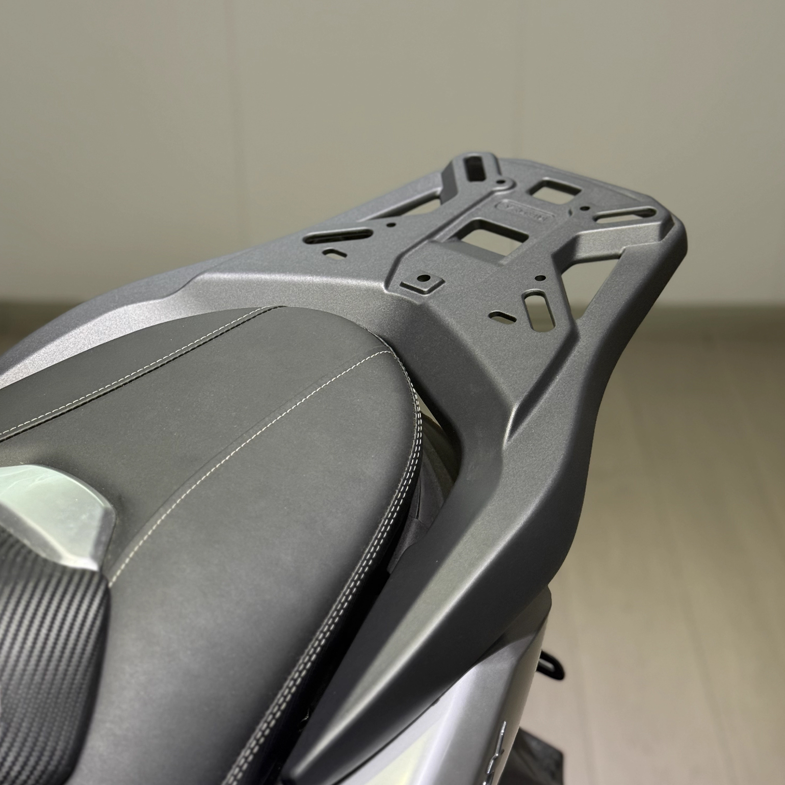 NMAX125 NMAX155 （2025年式）キャリア リアキャリア バイク 最大積載量15kg アルミ製 荷台 高耐久 取付台 リアボックス トップケース対応 取寄せの画像