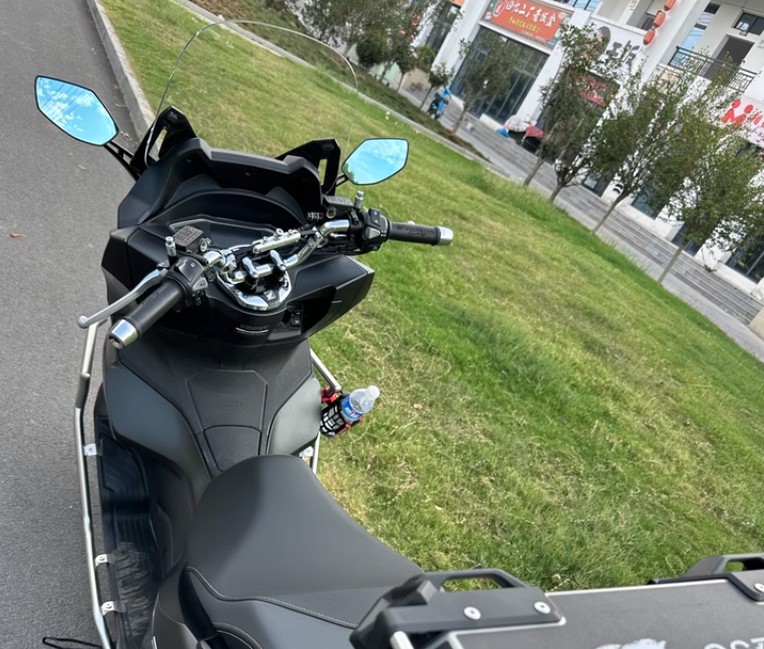 ホンダ（HONDA） PCX JK05 PCX160 KF47ウインドシールド 前へ移動