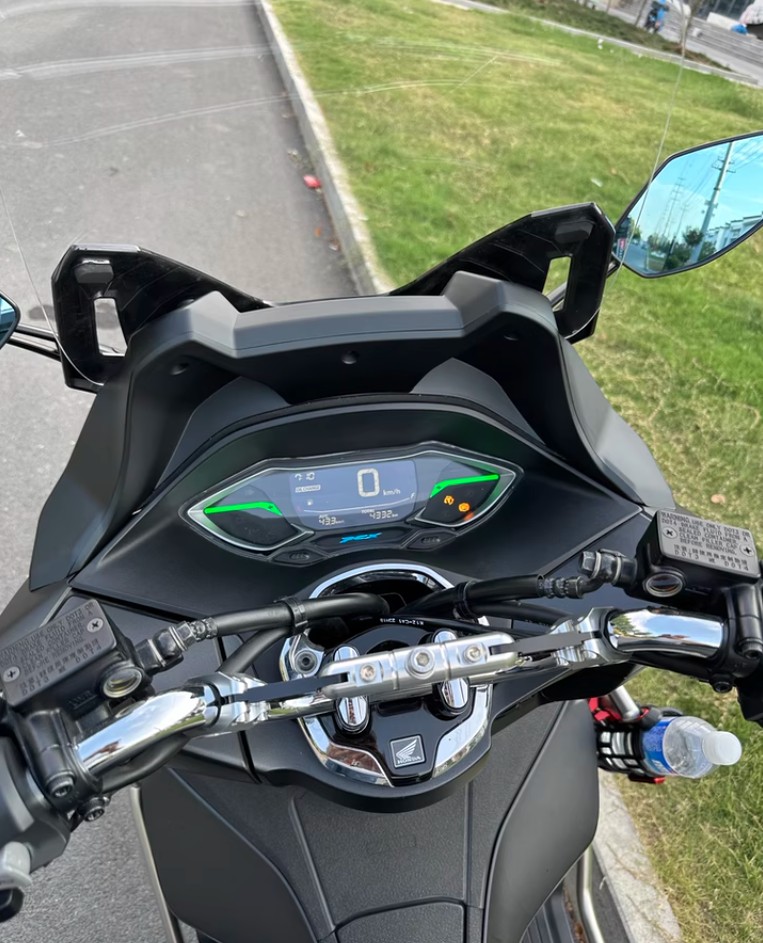 ホンダ（HONDA） PCX JK05 PCX160 KF47ウインドシールド 前へ移動
