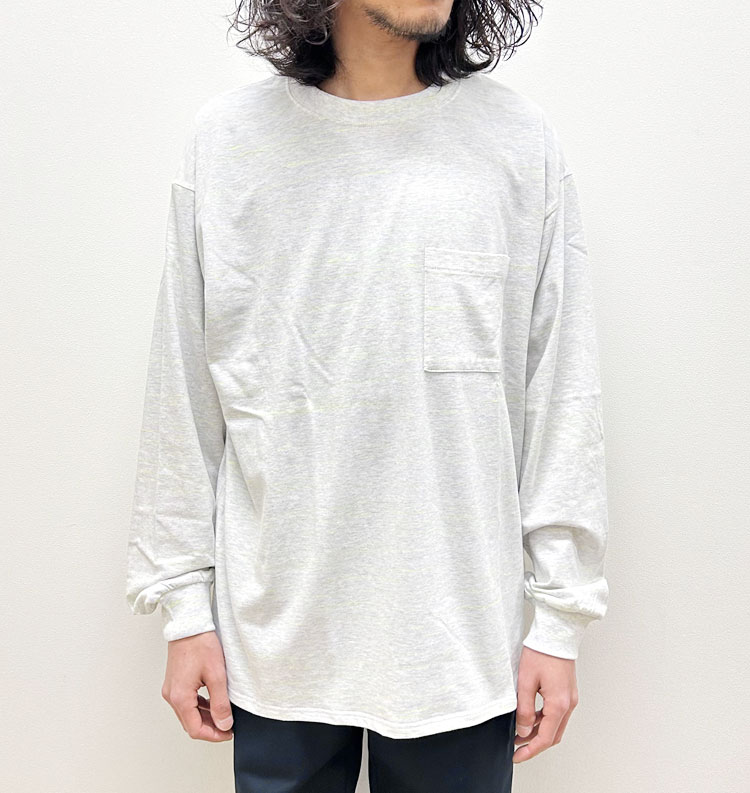 モクティ/mocT】NEON SCRIPT LOOSE FIT L/S POCKET TEE（ネオン