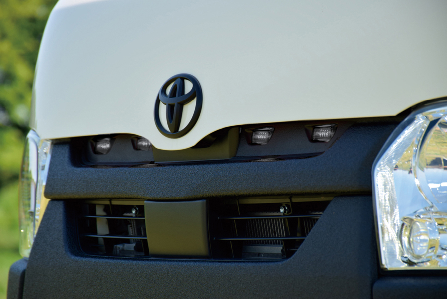 IPF EXH-05W グリルマーカー for ハイエース ホワイト スモークレンズ