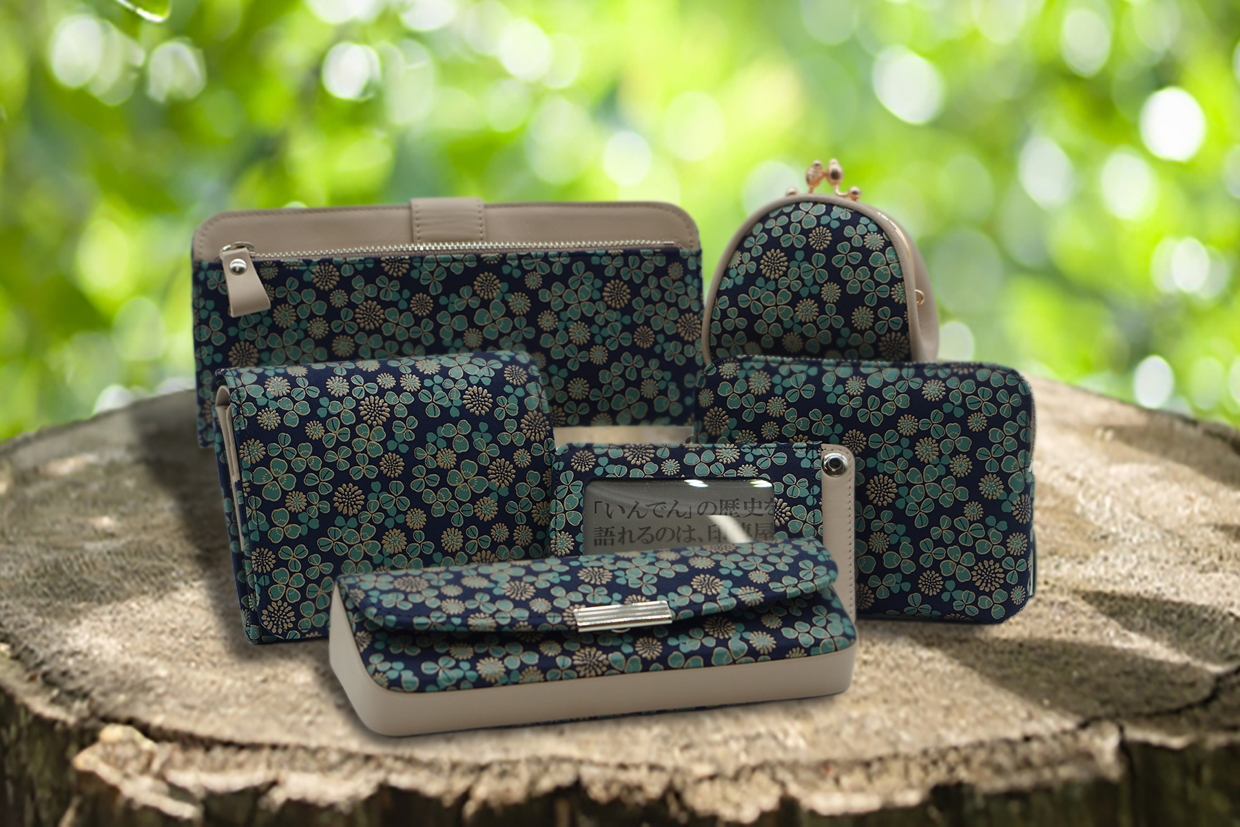 手提　印伝 印傳屋（INDEN-YA） 印伝 手提げ 白詰草 紺地 伝統工芸品 甲州印伝 鹿