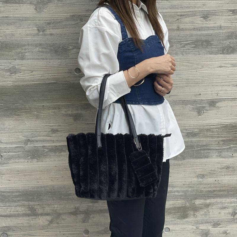 トートバッグ レディース 軽量 ファー ポーチ 手提げ ショルダーバッグ ふわふわ エコファーチャーム 軽量 きれいめ 大人 ハンドバッグ ファスナー |  | 19