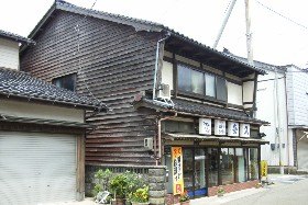 石川県白山市美川にある、創業100年以上の老舗「安久商店」。