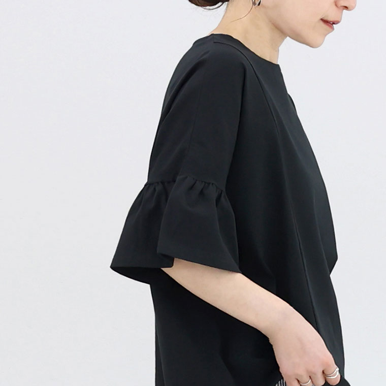カロ（CARO）フリルスリーブロゴ入りカットソー／チャコールグレー &. NOSTALGIA tシャツ 「ZOZO限定」フリルスリーブカットソー