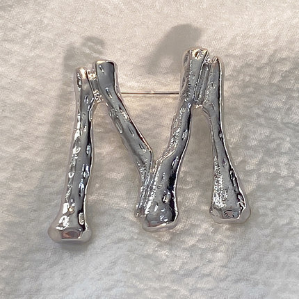 ピンズ ピン バッジ ブローチ ( 銀 シルバー) 英語 アルファベット