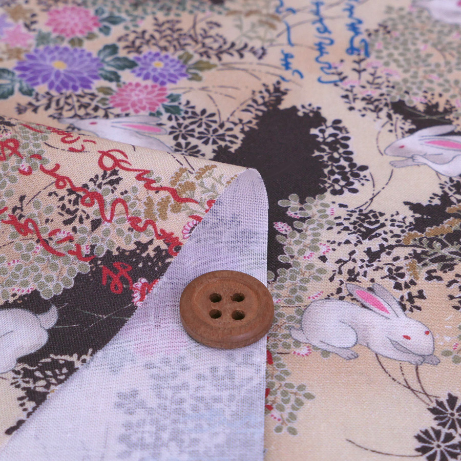 和柄コットン生地 野辺の花にうさぎ(ベージュ)...の詳細画像1