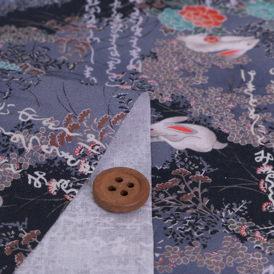 和柄コットン生地 野辺の花にうさぎ(グレー) ...の詳細画像1