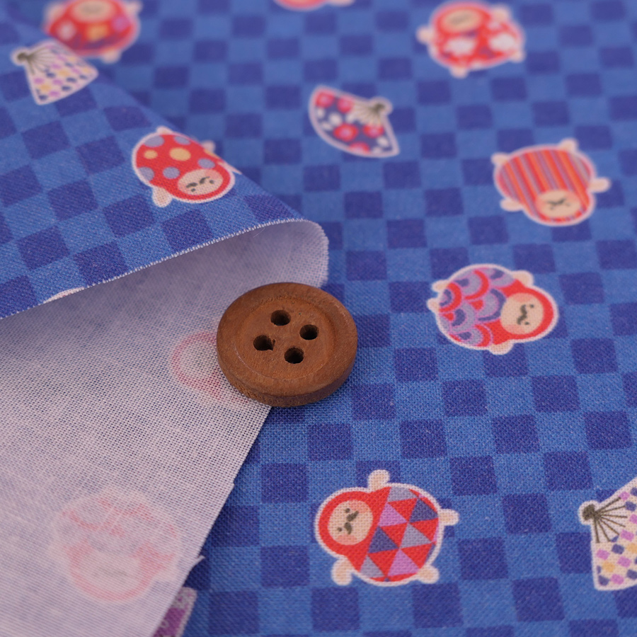 和柄コットン生地 市松にだるまと扇子(青) 1...の詳細画像1