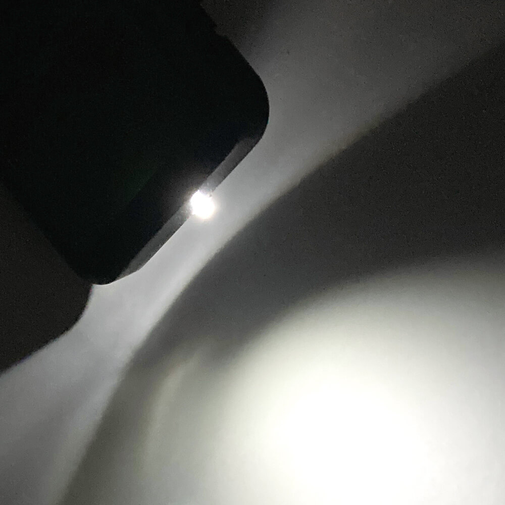 必要な時に周囲を照らすLEDライト機能