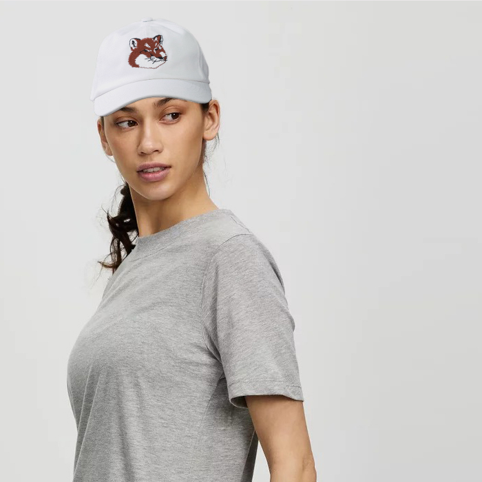 MAISON KITSUNE (メゾンキツネ) LARGE FOX HEAD EMBROIDERY 6P CAP(ラージ フォックス ヘッド エンブロイダリー 6P キャップ) 男女兼用 ロゴ 刺繍 キャップ