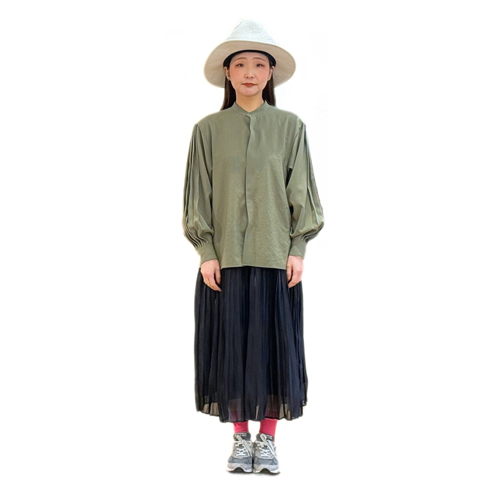 ITOCHI (イトチ) Polyester voile pleated sleeve blouse olive